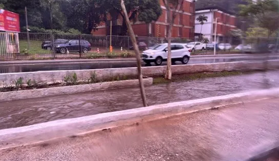 Com chuva forte, vala transborda e causa alagamento no Vale do Canela, em Salvador