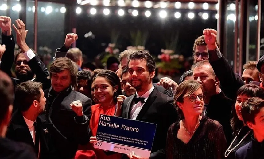 Wagner Moura leva placa em homenagem à Marielle para festival de cinema