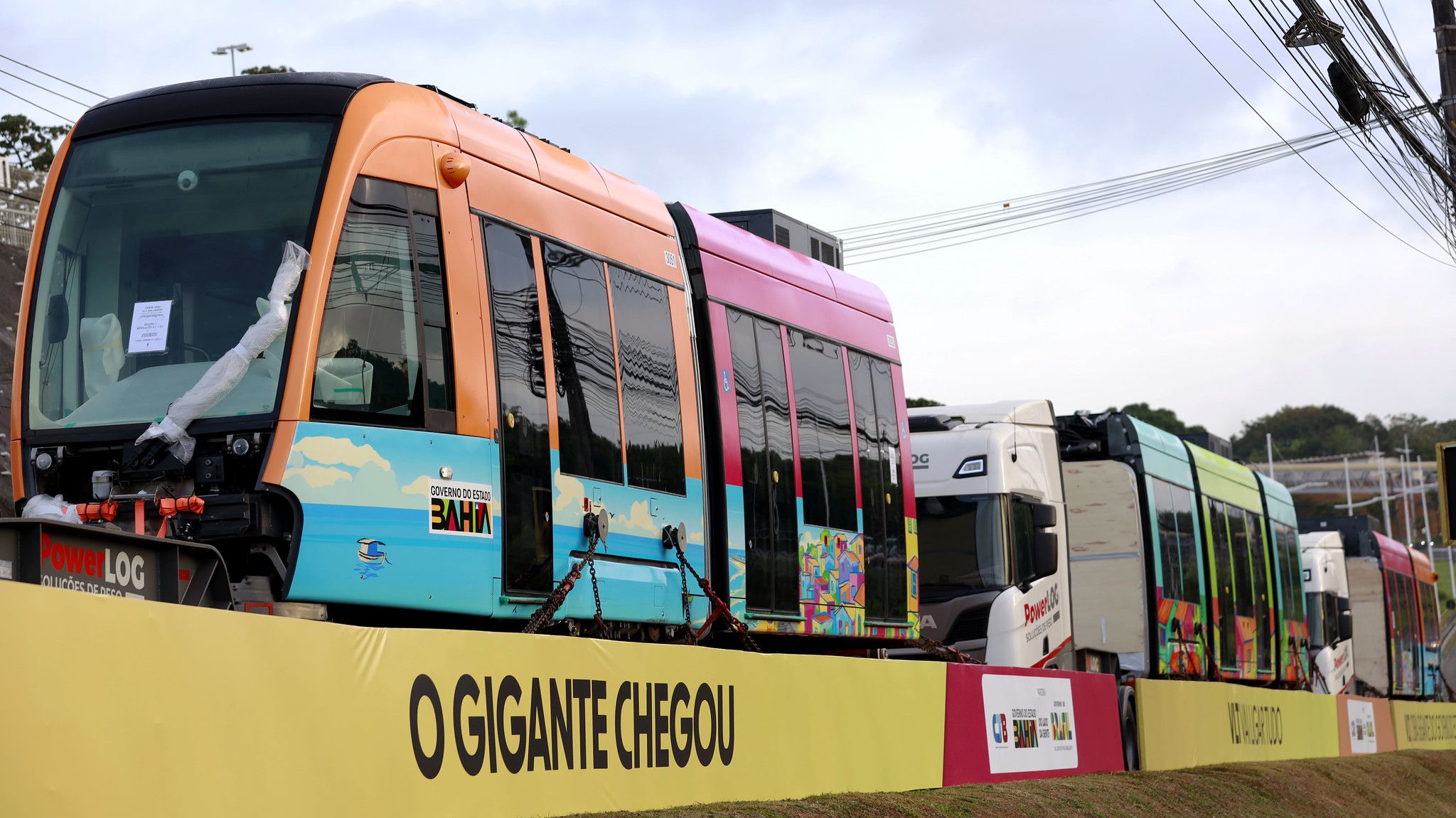 Trens do VLT de Salvador expostos na Avenida Paralela | Foto: Feijão Almeida/GOVBA