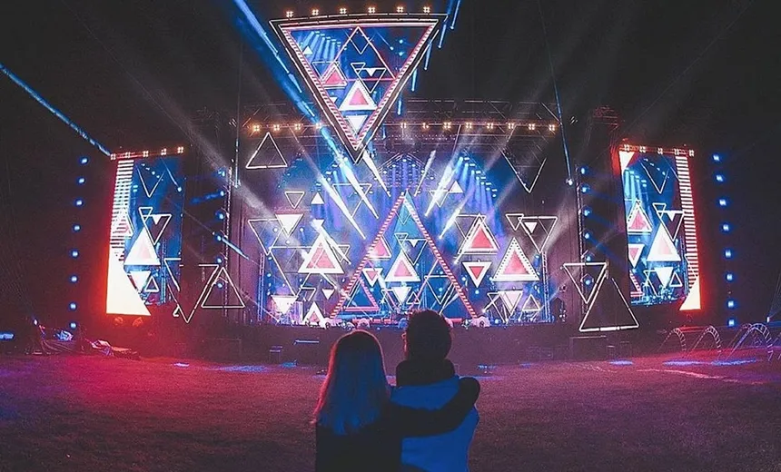 Sandy e Junior iniciam turnê em Recife com show para 11 mil pessoas; dupla se apresenta hoje em Salvador