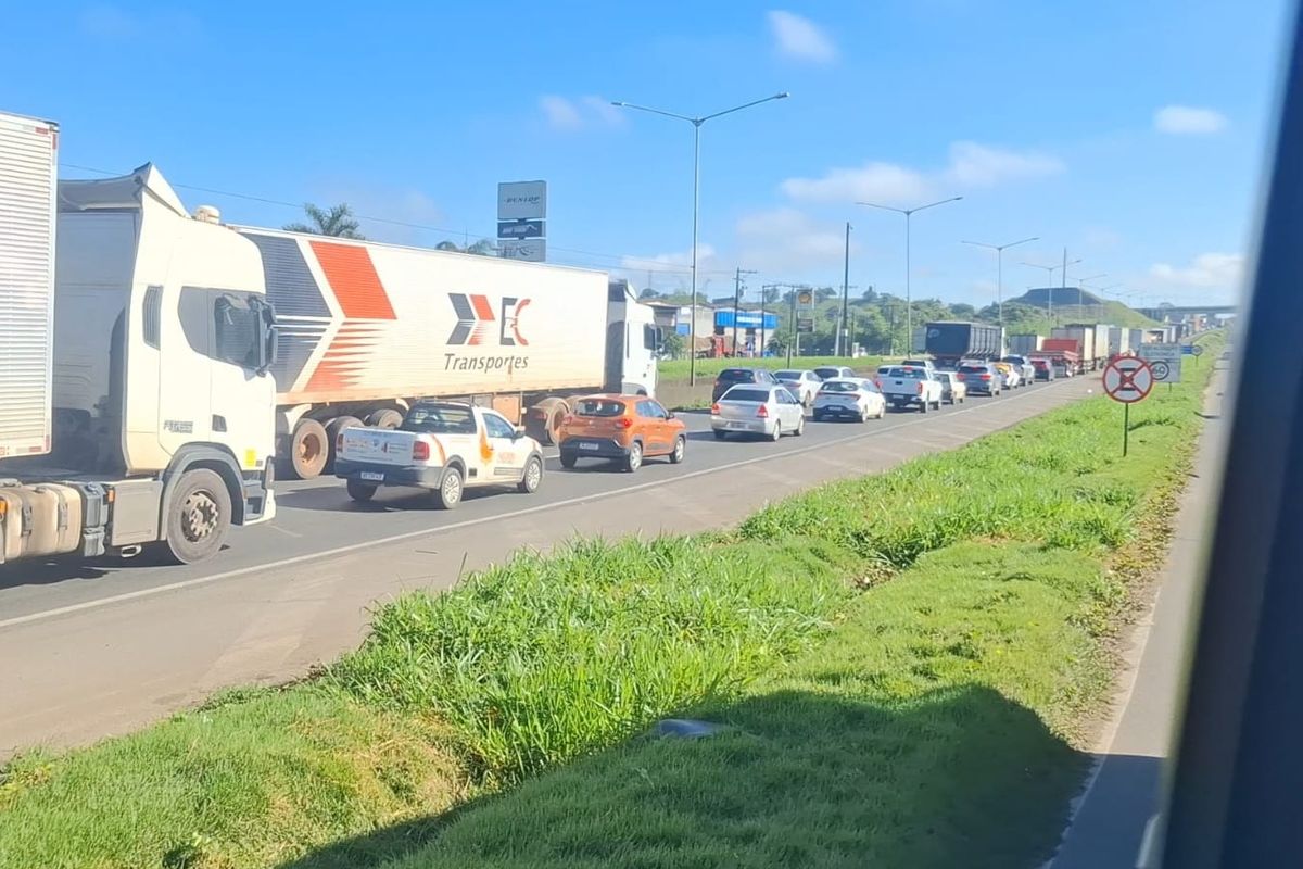 Afundamento na BR-324 provoca congestionamento. Foto: &Iacute;caro Lima | TV Aratu