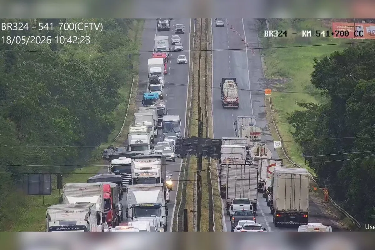 Tombamento de caminhão provoca interdição parcial na BR-324, na Bahia