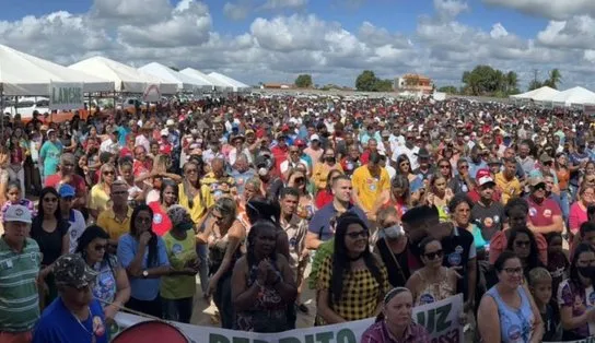 Deputado e prefeito fazem ato com 'café da manhã' para multidão em Sátiro Dias