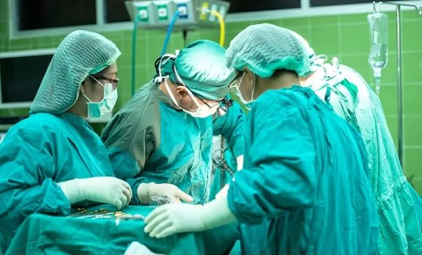 Médicos brasileiros fazem cirurgia intrauterina inédita no mundo