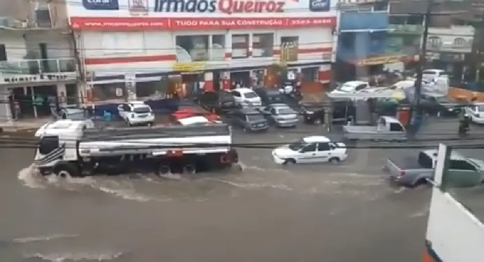VEJA VÍDEO: Chuva provoca pontos de alagamento na San Martin e Calçada