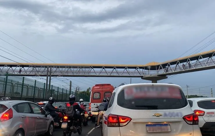Queda de poste causa congestionamento na Avenida Paralela