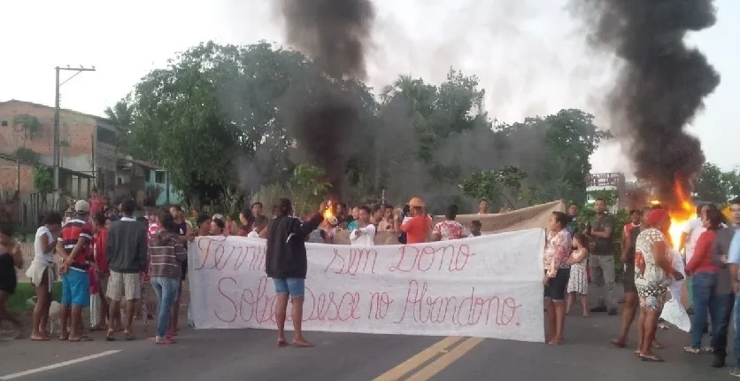 PROTESTO NA BA-093: Por melhores condições de segurança, manifestantes bloqueiam rodovia