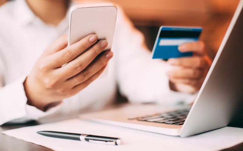 Taxa das blusinhas pode voltar a pesar no bolso de quem compra em sites internacionais. Se a cobran&ccedil;a de 20% for retomada, o valor dos produtos de at&eacute; US$ 50 poder&aacute; ficar mais alto/Foto: Freepik