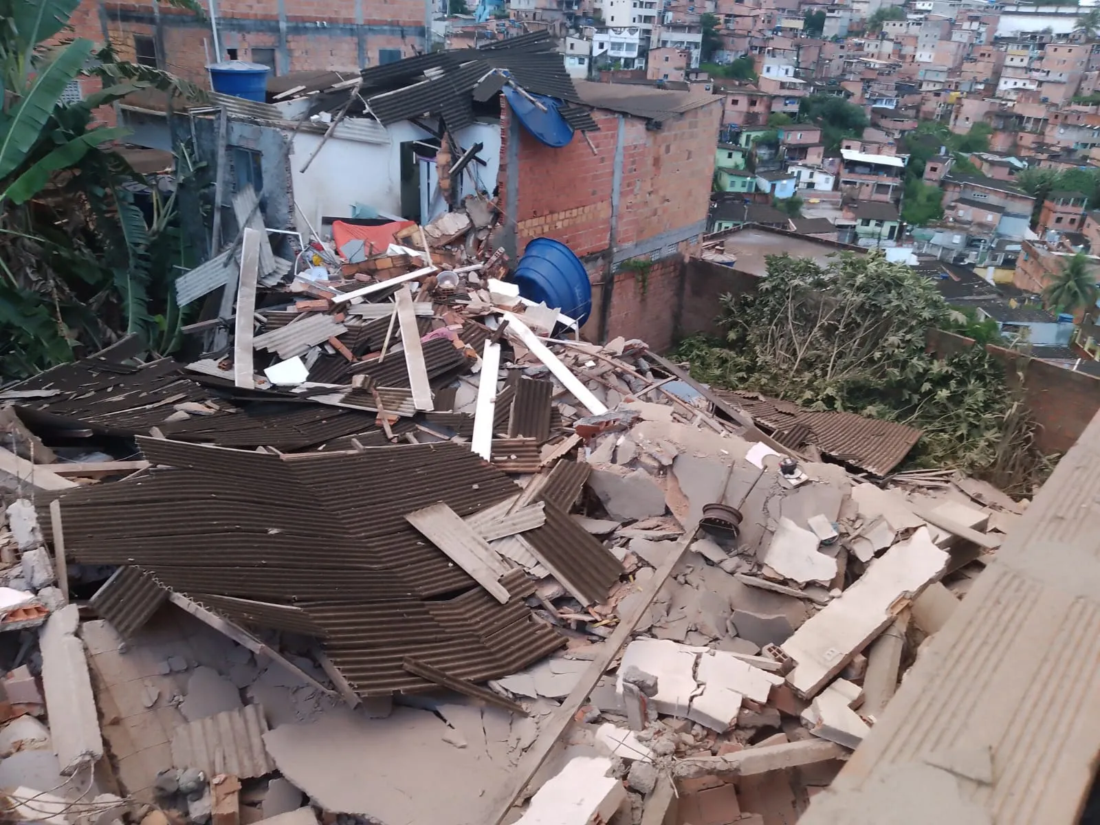 Equipes atuam após desabamento em Pirajá que atingiu seis imóveis e deixou uma criança ferida