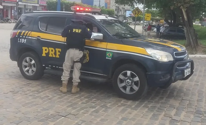 Na contramão, viatura da PRF causa acidente em Itabela; agente faz “bafômetro”