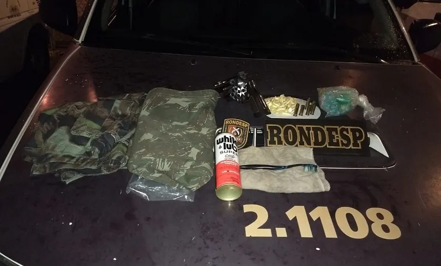 PM apreende arma, drogas, roupa camuflada e explosivo no Nordeste de Amaralina
