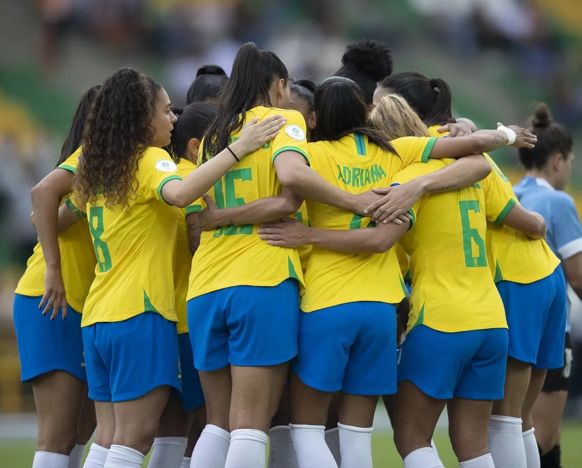 Seleção feminina de futebol vence e se classifica na Copa Ouro