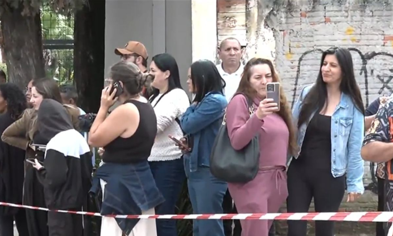 F&atilde;s se aglomeram em cemit&eacute;rio para se despedir do cantor Rick em S&atilde;o Paulo. Foto: Divulga&ccedil;&atilde;o