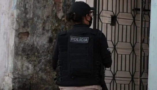 Ele obrigava afilhada a mandar "nudes" e conversava sobre sexo com criança: idoso de 66 é preso por abusar de criança na Bahia