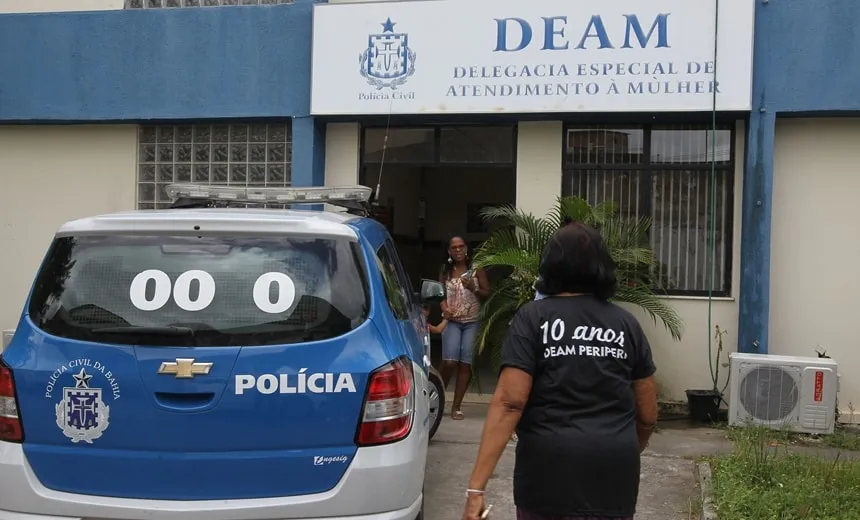 Homem é preso por torturar e espancar a namorada e o filho dela em Salvador