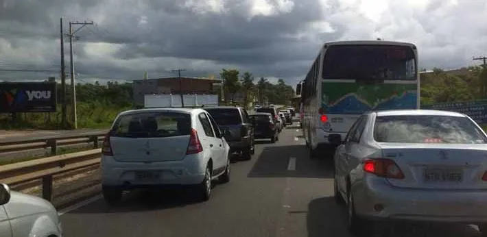 Protesto interdita trânsito na Estrada do Coco, próximo à Abrantes