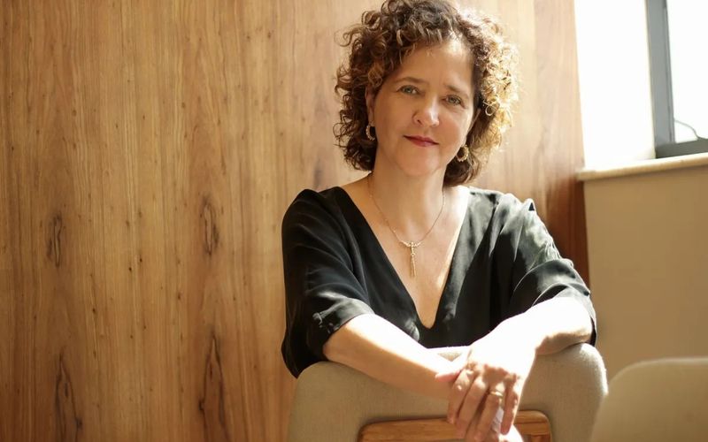 Suas obras exploram as complexidades das relações humanas, do amor, da culpa e do perdão, consolidando seu nome na literatura contemporânea. | Foto: Cris Cortez