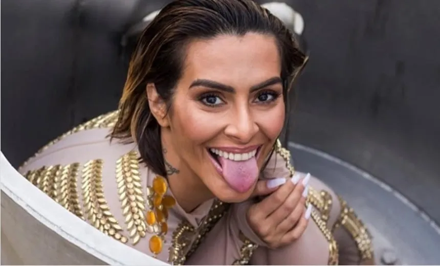 Com carão e lingerie, Cleo faz convite ousado: “e aí, vamos fechar?”