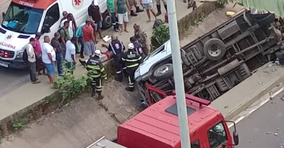 População disputa carne que estava em caminhão, após acidente que deixou um morto em Salvador