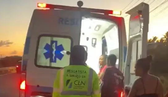 Estudante cai de ônibus escolar após tumulto dentro do veículo