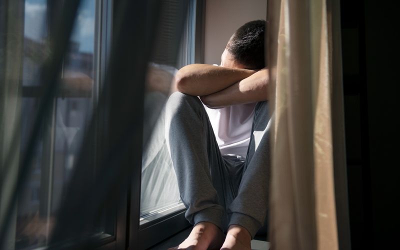 Depress&atilde;o pode afetar diferentes &aacute;reas da vida, incluindo rela&ccedil;&otilde;es pessoais, rotina profissional, sono e capacidade de concentra&ccedil;&atilde;o/Foto: Freepik 