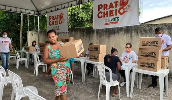 Instituto faz doação de cestas de alimentos e álcool em gel para moradores em Salvador 