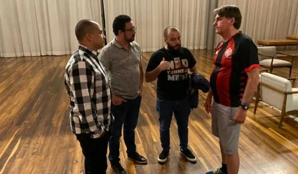 Bolsonaro aparece vestido com camisa do Vitória em reunião com apoiadores