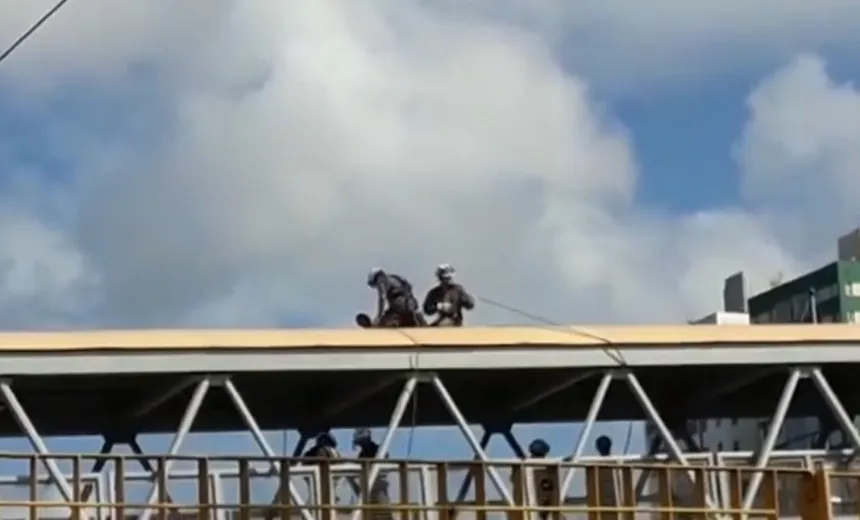 Vídeo mostra resgate do Corpo de Bombeiros em passarela da ACM; "esses são heróis" 