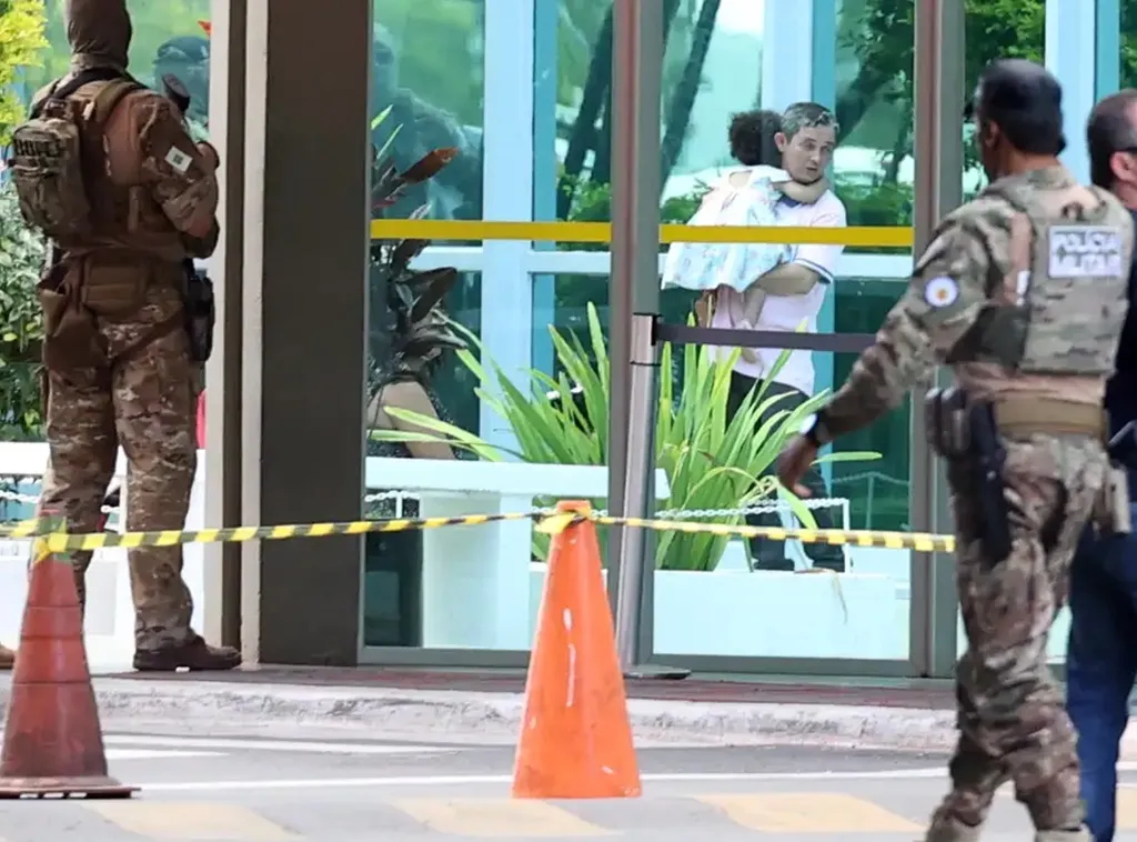 Homem com crianças e mulher ameaça explodir uma bomba em ministérios