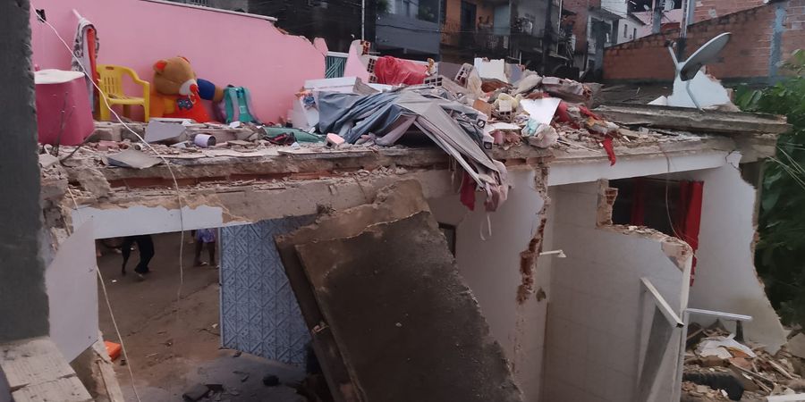 Crian&ccedil;a ficou presas nos escombros e foi resgatada pelo Samu em desabamento em Piraj&aacute;