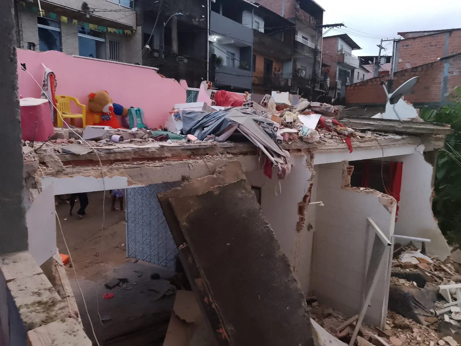 Vídeo: veja como ficou imóvel após desabamento em Pirajá
