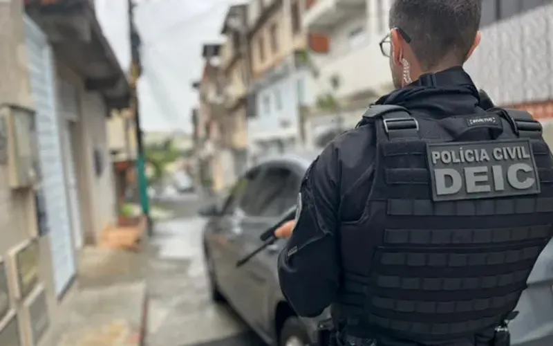 A a&ccedil;&atilde;o resultou na apreens&atilde;o de dois ve&iacute;culos, um Audi e um T-Cross, uma pistola, 39 muni&ccedil;&otilde;es, R$ 16 mil em esp&eacute;cie e por&ccedil;&otilde;es de drogas/Foto: Divulga&ccedil;&atilde;o&nbsp;