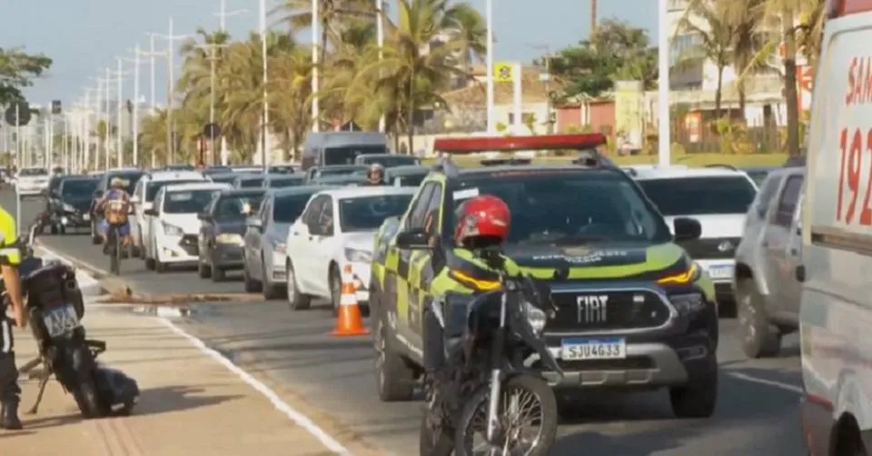 Acidente envolvendo dois carros e uma moto deixa duas pessoas feridas em Pituaçu