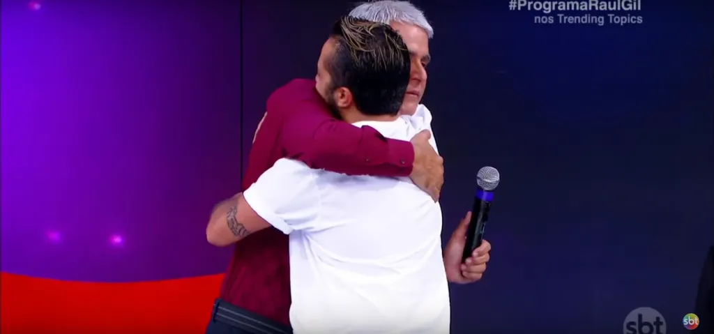 PROGRAMA RAUL GIL: Pastor se emociona com Thammy Miranda ao conversar sobre homossexualidade