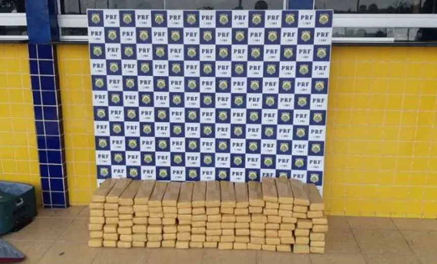 PRF prende casal transportando 100 quilos de maconha em ônibus na BR; assista