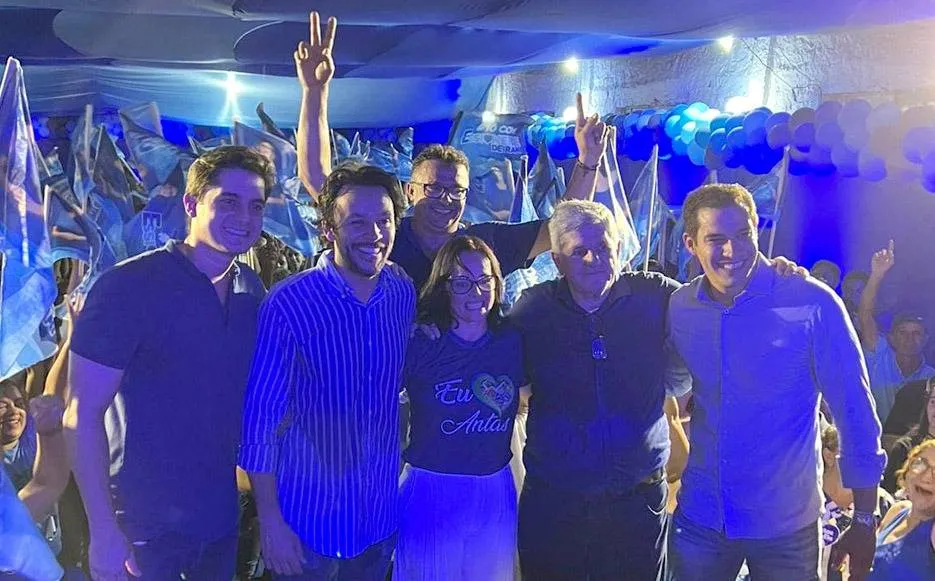 Em Antas, deputado do União Brasil caminha com a pré-candidata a prefeita do PP Essioneide de Rani
