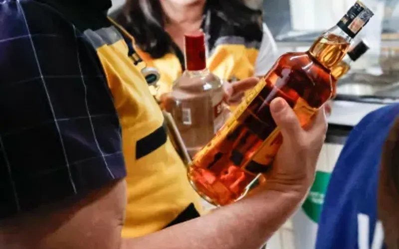 Diante dos casos de intoxicação na Bahia, a Anvisa emitiu um alerta destacando que os riscos do metanol incluem cegueira permanente, falência de órgãos e até morte, mesmo em pequenas quantidades/Foto:Divulgação/Governo de SP