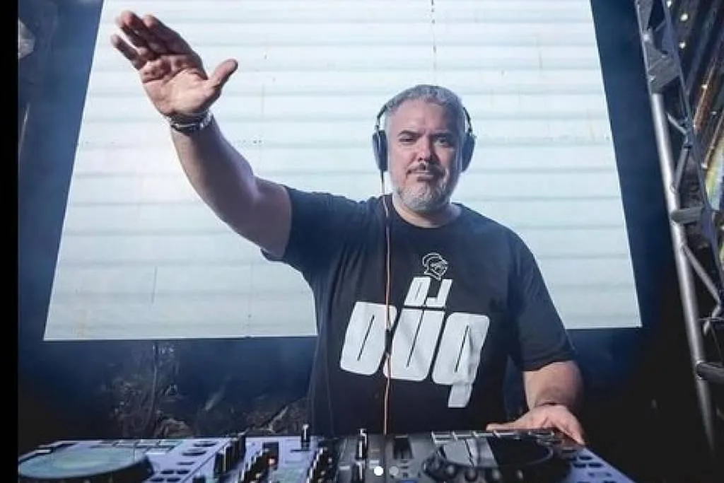Ex-presidente da Colômbia é gravado sendo DJ em festa empresarial