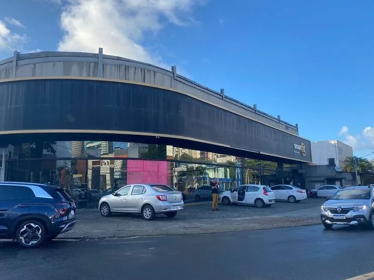 Academia é interditada após carro invadir estabelecimento e atingir esteiras, em Salvador