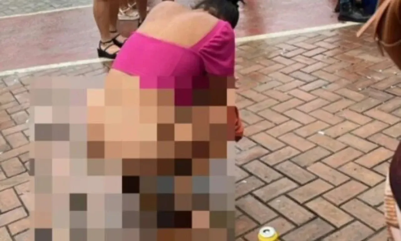  Mulher tira a roupa e urina em frente a palco durante show na Bahia