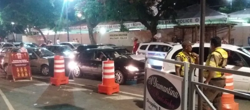 Pela internet, moradores vendem ‘adesivo especial’ do Carnaval; Prefeitura fala em punição
