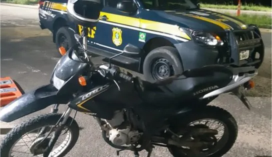 Homem é preso pela PRF por conduzir motocicleta roubada no interior da Bahia