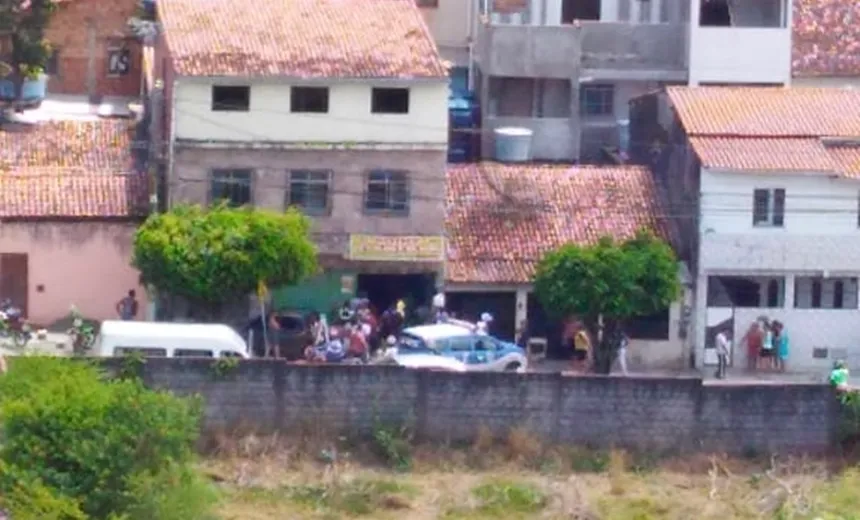 Policial militar é baleado após reagir a assalto enquanto almoçava em Camaçari