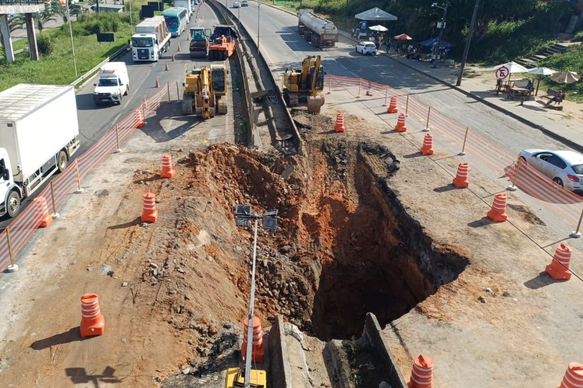 Cratera originada de novo afundamento do pavimento no km 604 da BR-324, em Sim&otilde;es Filho. Foto: Divulga&ccedil;&atilde;o | PRF