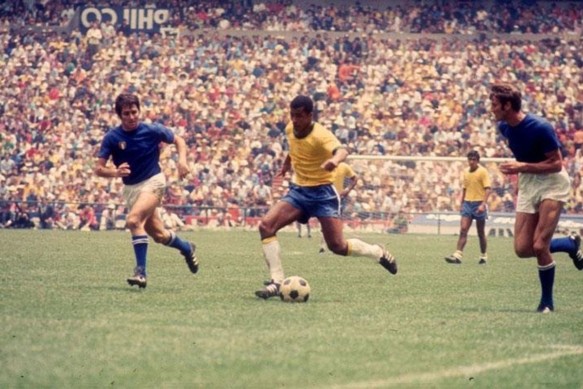 Jairzinho em lance da partida final da Copa do Mundo de 1970, no Est&aacute;dio Azteca. Foto: Reprodu&ccedil;&atilde;o