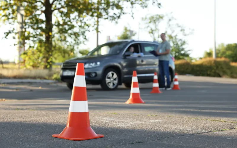 O teste de meia embreagem é uma manobra do exame de direção onde o candidato para em uma rampa e deve sair usando apenas o pedal da embreagem e o acelerador, sem deixar o carro morrer ou descer/Foto: Shutterstock