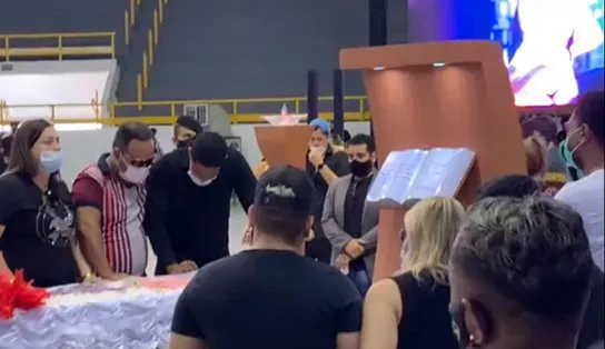 "Paulinha, me diz, o que eu faço?": Daniel Diau canta no velório da parceira e emociona a todos; veja vídeo 