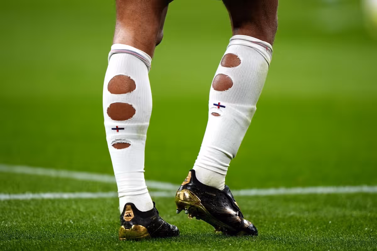 Alguns jogadores de futebol fazem furos nos meiões. Foto: Ilustração | Flashscore
