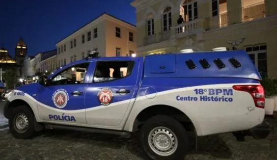 Criminosos fazem arrastão e roubam pertences de clientes em uma lanchonete no bairro do Canela  