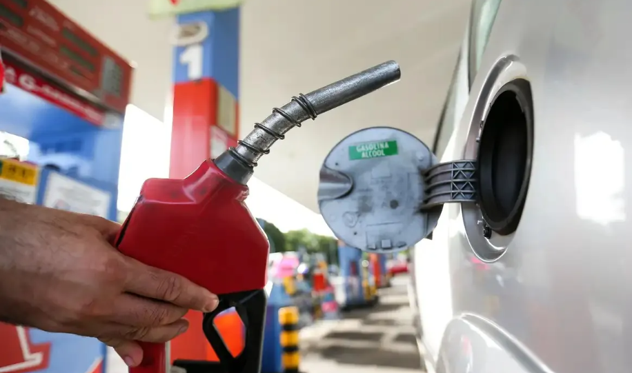 Lula assinou medidas que reduzem a tributa&ccedil;&atilde;o federal sobre a gasolina e o etanol